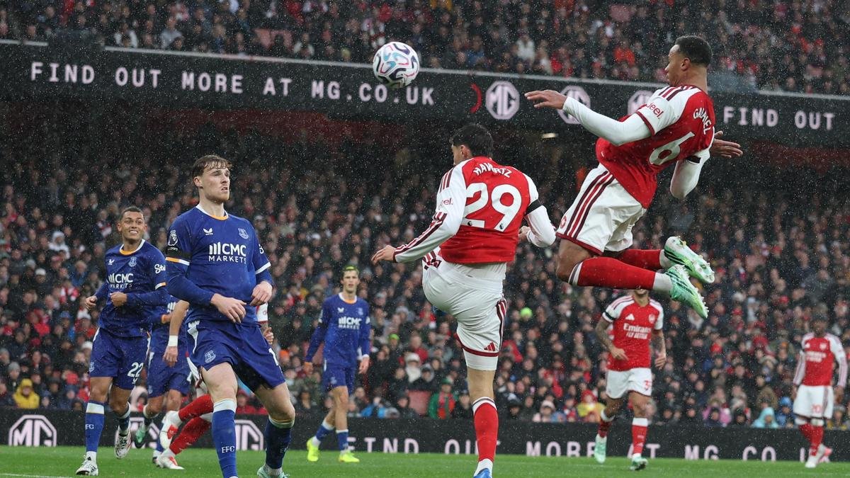 Arsenal sink Everton to join Manchester City at Premier League summit