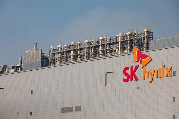 SK Hynix bargains for chip equipment exports to its China facility in return for building a factory in US SK Hynix bargains for chip equipment exports to its China facility in return for building a factory in US